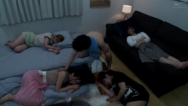 phim sex loạn luân mẹ con nhật bản Mấy cô bạn thân để ngủ nhờ, nữa đêm thanh niên lén địt từng em